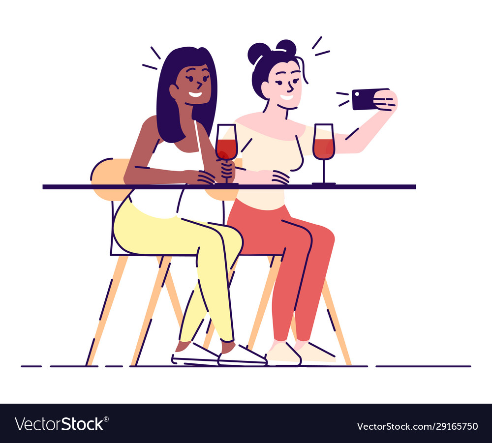 Zwei Frauen nehmen ein Selfie mit Wein