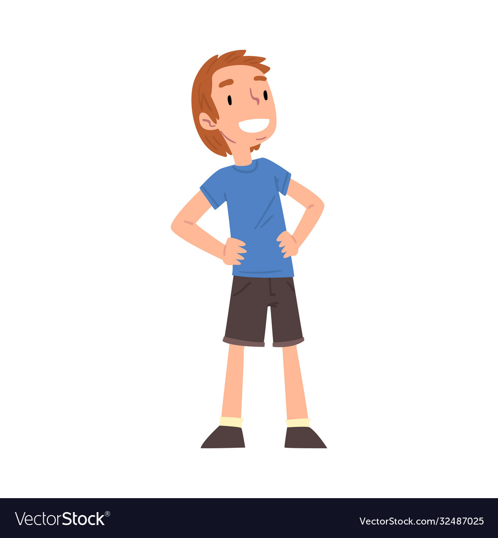 Smiling Boy in Shorts und T-Shirt