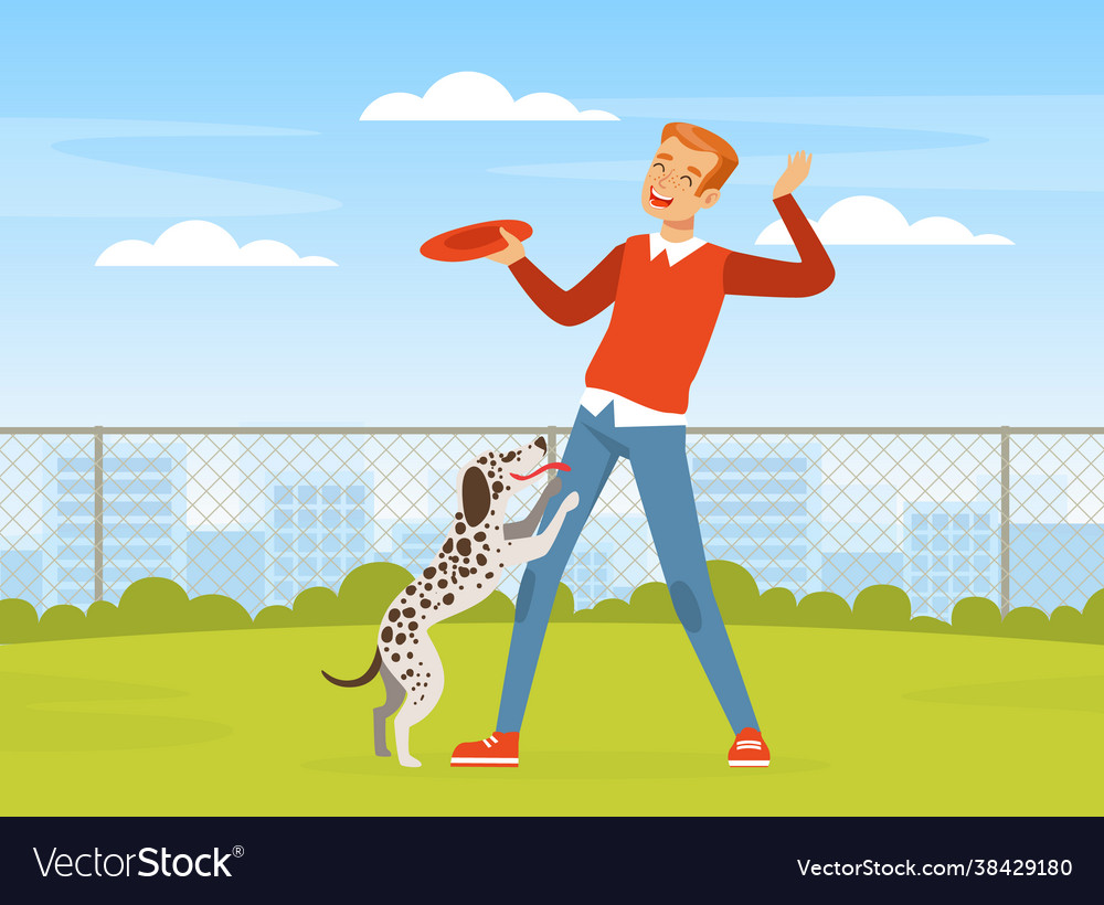 Lachen Mann Haustier Besitzer spielen Frisbee mit seinem